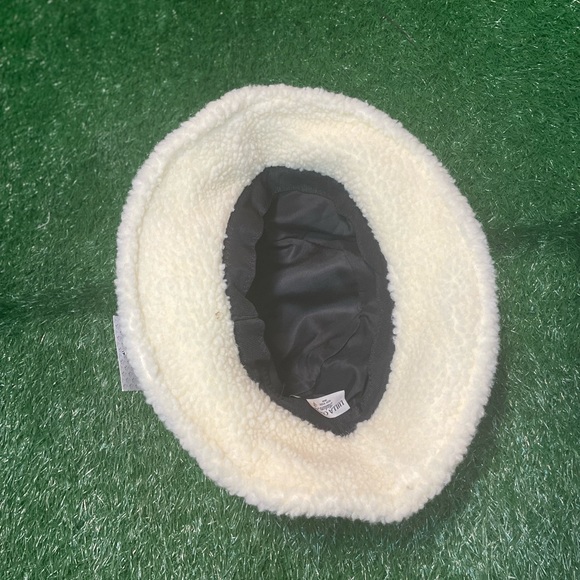 LULLA COLLECTION Women tending bucket hat. - Picture 6 of 7